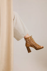 Immaculate Vegan - AGAZI DANCE YOUR WAY (toffi) – ażurowe sandały na słupku ze skóry z grzybów