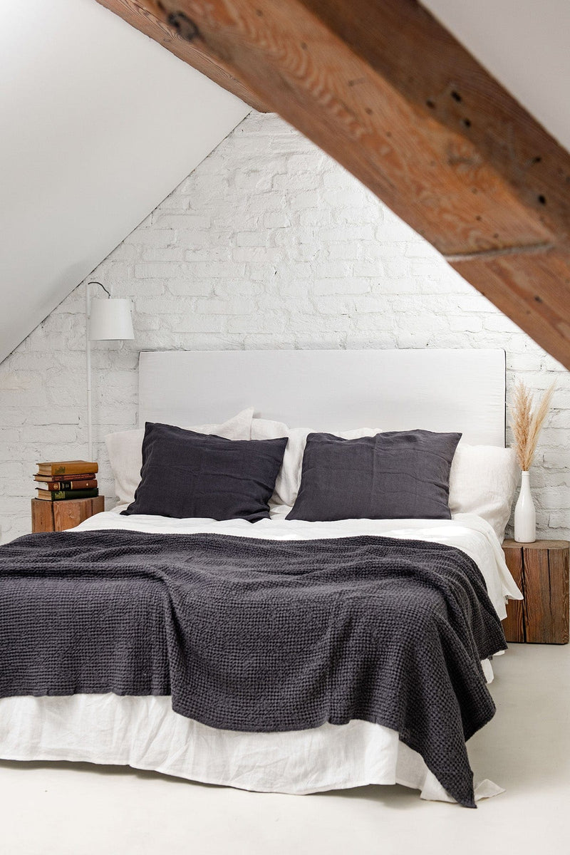 AmourLinen Linen waffle bed throw in Charcoal 53x81"/135x205cm / Charcoal
