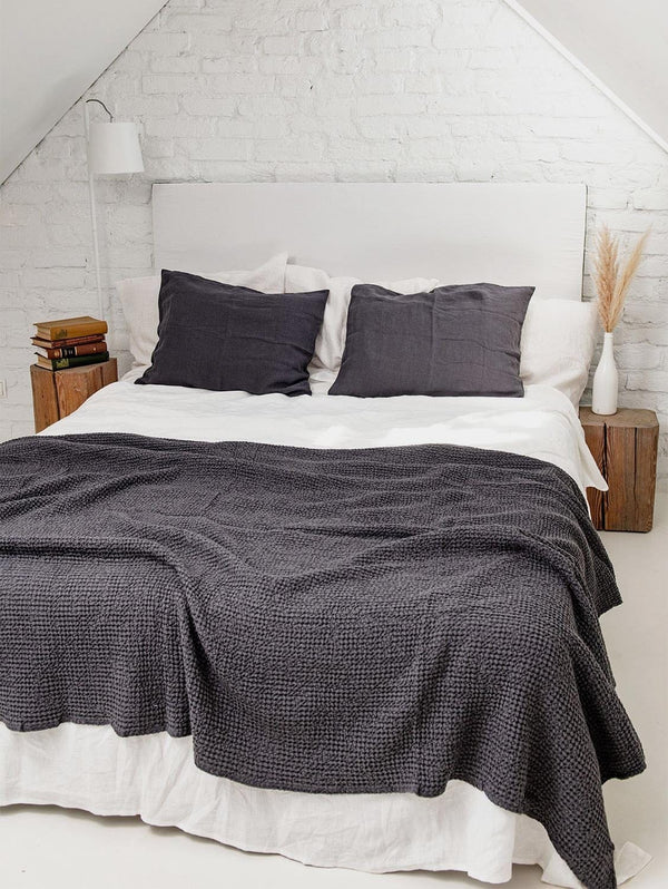 AmourLinen Linen waffle bed throw in Charcoal 53x81"/135x205cm / Charcoal