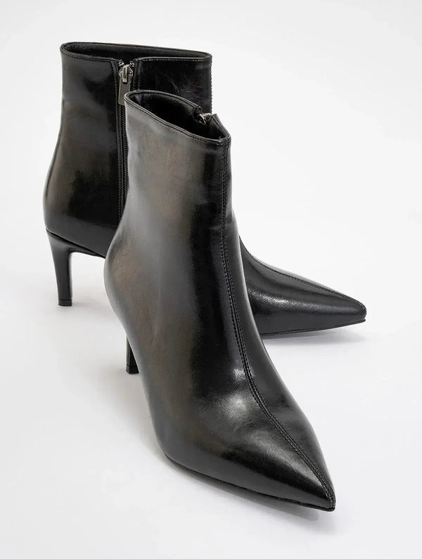 Prologue Shoes Noya - Black Pointed Toe Slim Heel Boot (Women)