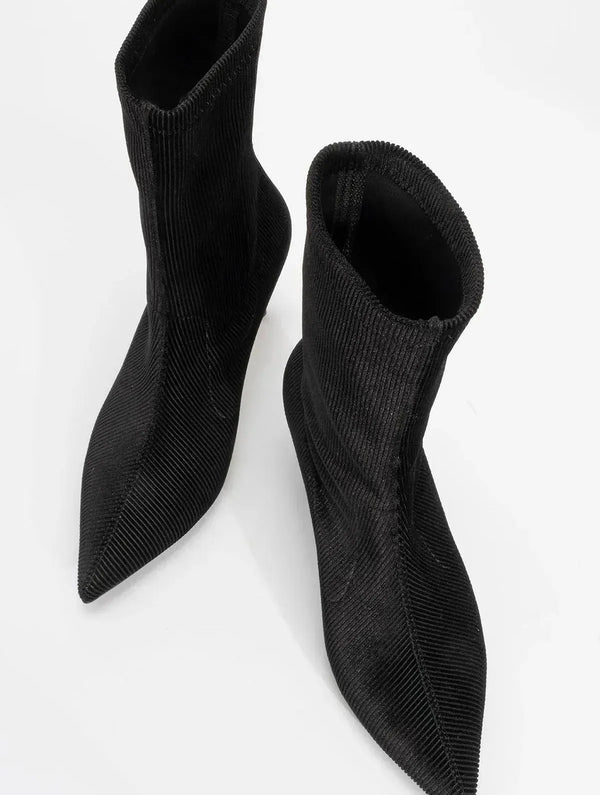 Prologue Shoes Thalin - Black Slim Heel Pointed Toe Boot (Women)