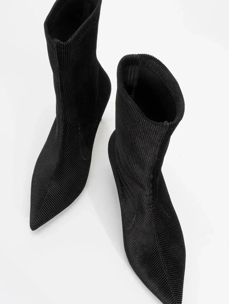 Prologue Shoes Thalin - Black Slim Heel Pointed Toe Boot (Women)