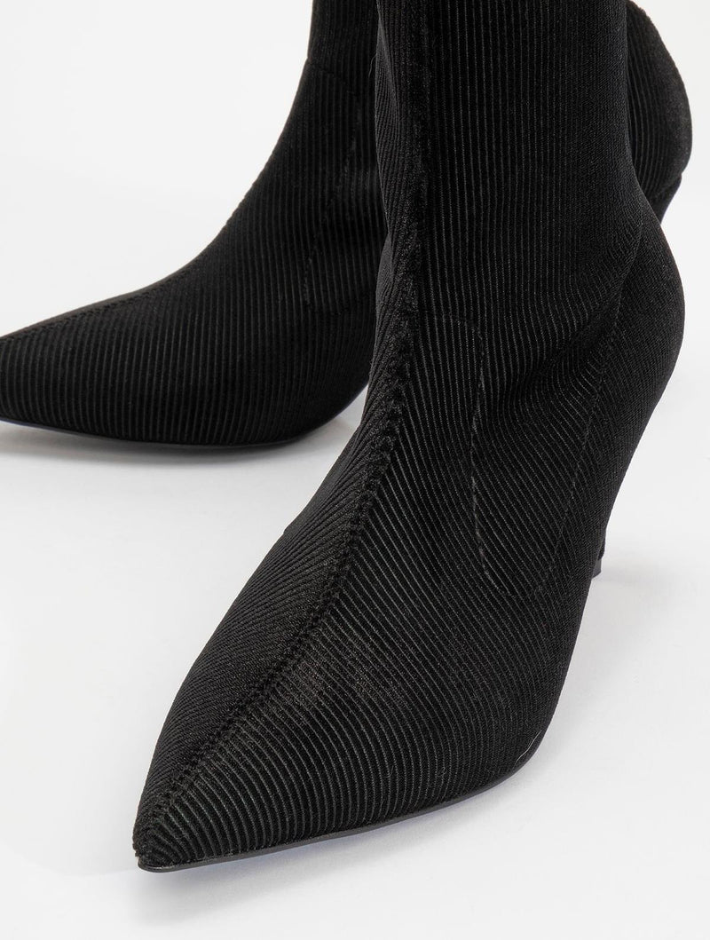 Prologue Shoes Thalin - Black Slim Heel Pointed Toe Boot (Women)