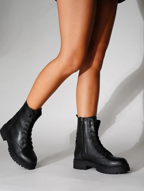 Prologue Shoes Singa Black Boot (Women)