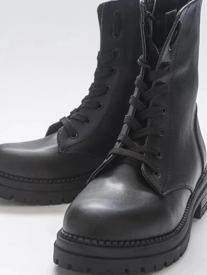 Prologue Shoes Singa Black Boot (Women)