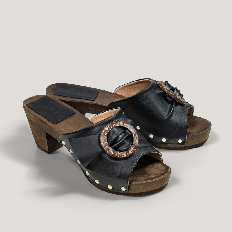 AGAZI „Coconut shy” vegan grape leather clogs