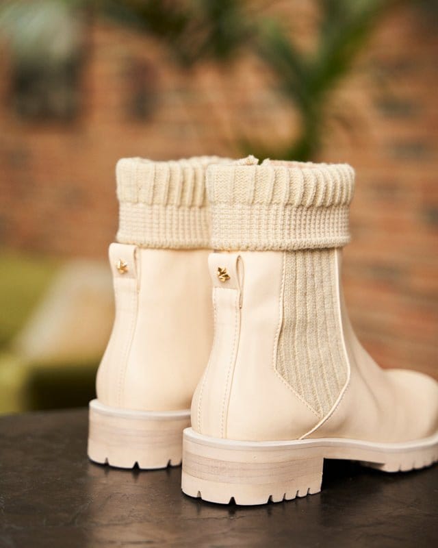 Minuit sur Terre Oracle Vegan Leather High-Ankle Flat Boots | Cream