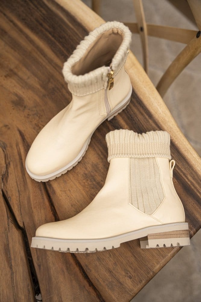 Minuit sur Terre Oracle Vegan Leather High-Ankle Flat Boots | Cream