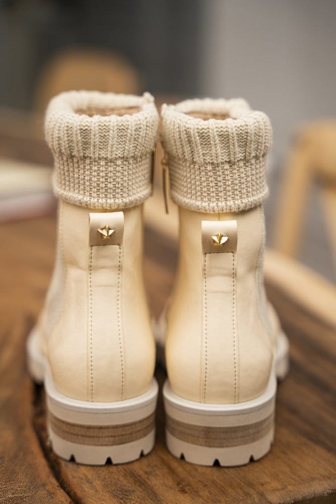 Minuit sur Terre Oracle Vegan Leather High-Ankle Flat Boots | Cream