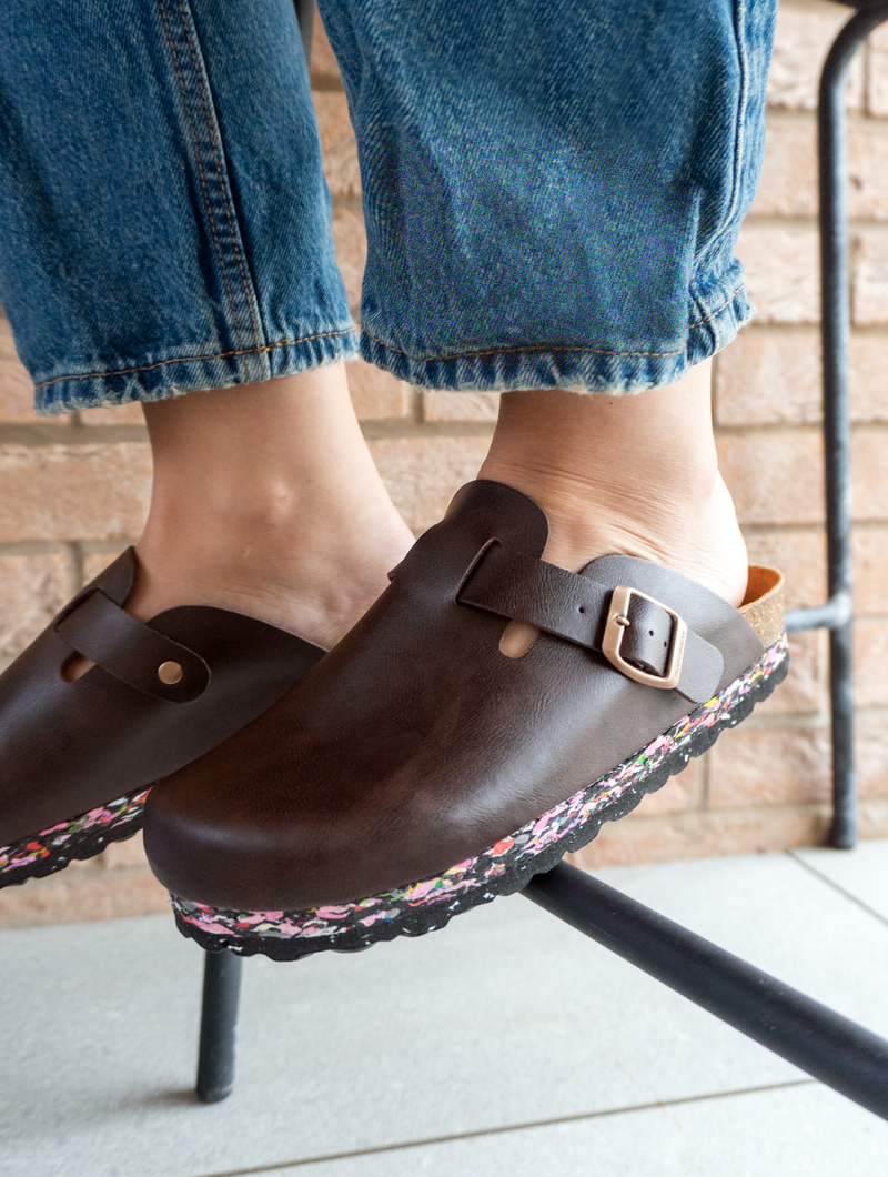 Nuo Unisex Vegan Leather Clogs | Truffle