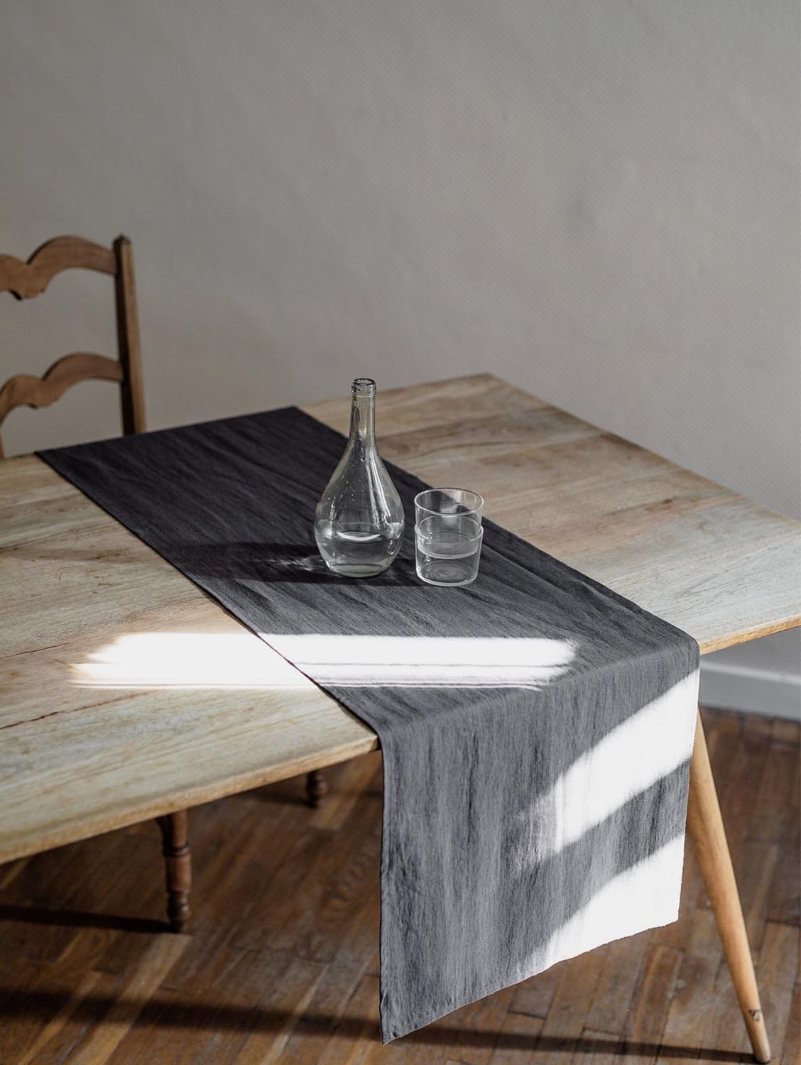 AmourLinen Linen table runner in Charcoal 50x250 cm / 20x98" / Charcoal