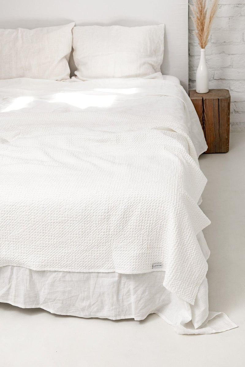 AmourLinen Linen waffle bed throw in White 53x81"/135x205cm / White